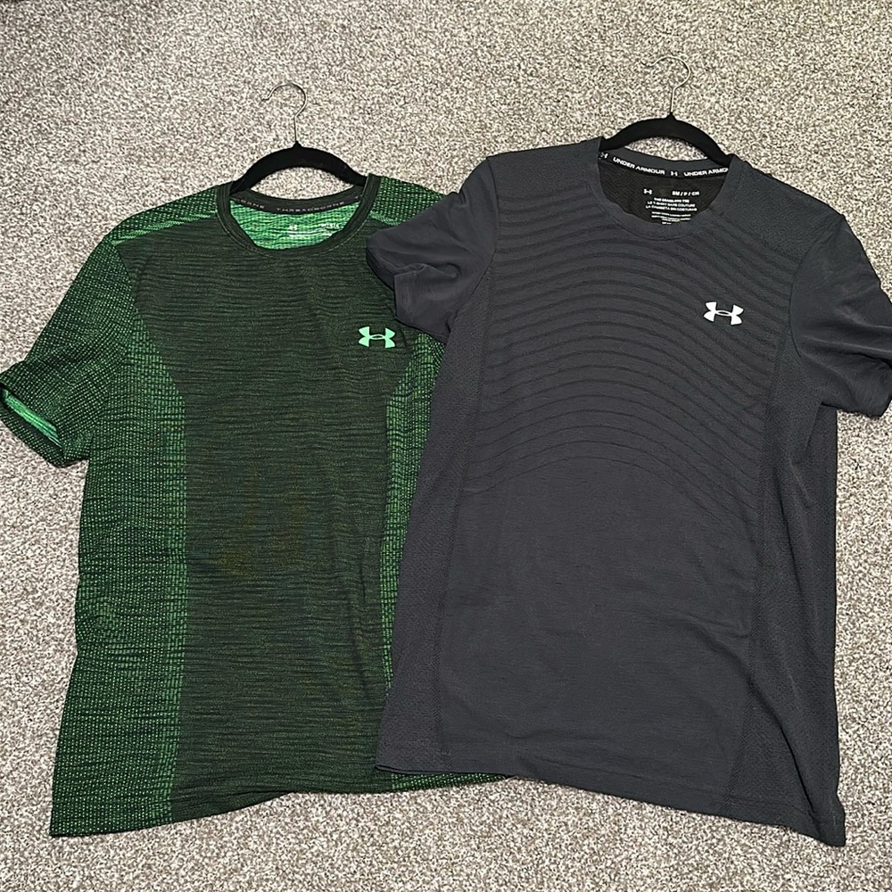 Under armour seamless workout shirts size medium